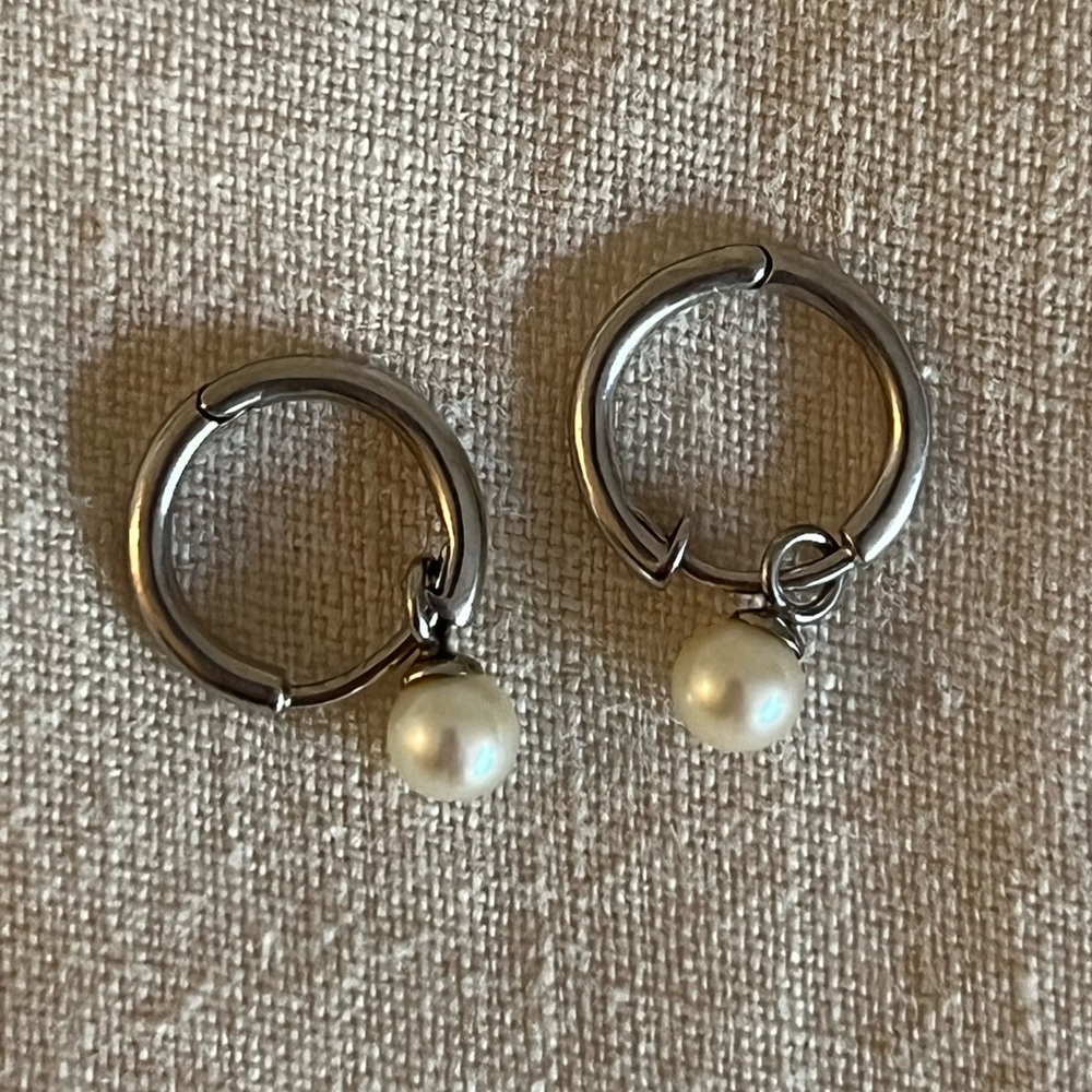 Linjer Pearl Huggie Earrings Silver-Kirsten